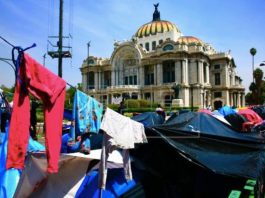 Tras seis meses, triquis levantan plantón del Centro Histórico