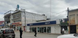 Rescatan a ocho rehenes tras asalto a un banco en Veracruz
