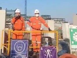 Protestan trabajadores de la refinería Dos Bocas, exigen pago de aguinaldo