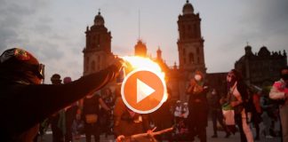 VIDEO: Feministas golpearon con un martillo a camarógrafo de Grupo Fórmula