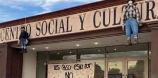 Colgados y embolsados, así los adornos de Halloween en Nuevo León