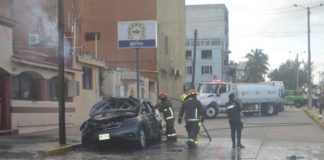 Sujetos queman una camioneta en Coatzacoalcos, Veracruz