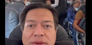 AMLOvers hicieron un mitin en el primer vuelo del AIFA