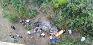 Camioneta con migrantes cae de un puente en Veracruz