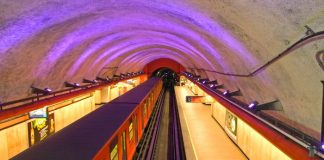 Reportan largas filas y paro total en avance de trenes en Línea 7 del Metro