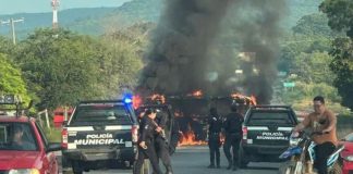 Reportan quema de tiendas OXXO y vehículos en Apatzingán, Michoacán