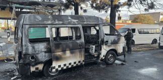 Terror en Edomex, extorsionadores queman combi del transporte público