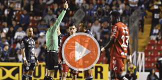 VIDEO: Expulsan a futbolista por tocar indebidamente a rival