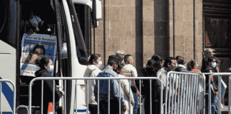 Padres de normalistas de Ayotzinapa salen molestos de reunión con AMLO