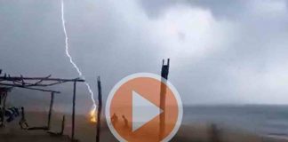 En un trágico incidente ocurrido en las playas de Aquila, Michoacán. Dos personas resultaron alcanzadas por un rayo durante la tarde del lunes y desgraciadamente mueren al instante.