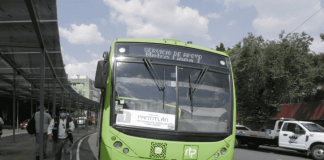 Choca camión contra RTP en Eje Central; reportan al menos 13 lesionados