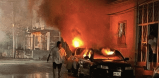 Queman tres vehículos en Teapa, Tabasco