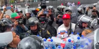 Bloqueo de comerciantes en Eje Central terminó en enfrentamiento con policías
