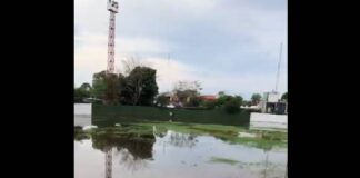 Campo de béisbol rehabilitado por la 4T quedó inundado por lluvias en Tabasco