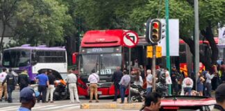 Autos impactan contra unidad del Metrobús; hay 5 heridos