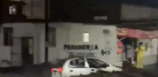 Conductor fue arrastrado por corriente de agua