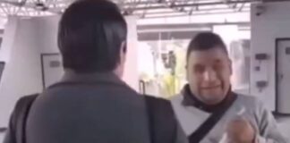 Mujer enfrenta a ciego