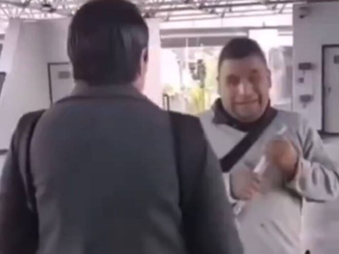 Mujer enfrenta a ciego