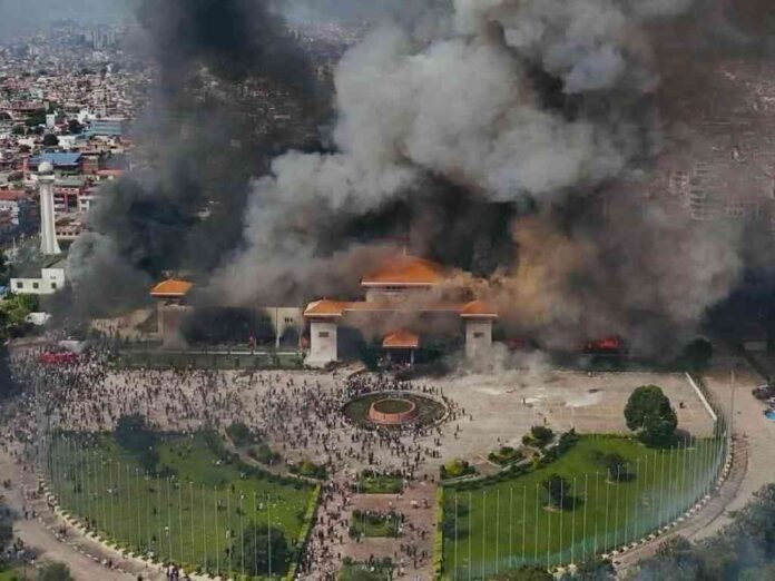 la-generacion-z-quema-el-parlamento-de-nepal-ante-los-lujos-del-gobierno-y-la-censura