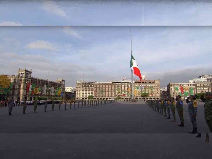 sheinbaum-iza-a-media-asta-la-bandera-en-memoria-a-las-victimas-de-los-sismos-de-1985-y-2017