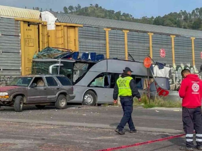video-tren-embiste-autobus-en-atlacomulco-hay-8-muertos-y-45-heridos