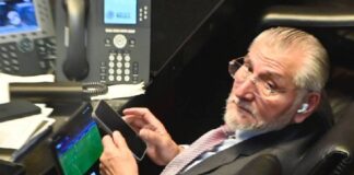 Captan a Adán Auguso viendo partido de fútbol