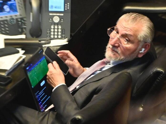 Captan a Adán Auguso viendo partido de fútbol