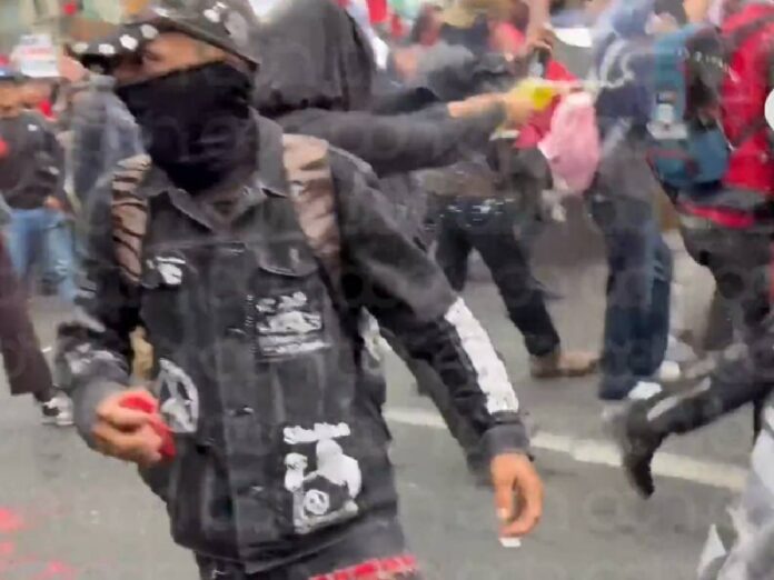 Proyecto nuevo (45) Encapuchados marcha del dos de octubre
