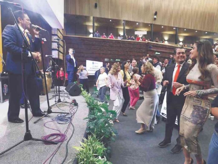 sheinbaum-llama-insensible-a-la-oposicion-pero-calla-ante-el-cuauh-y-baile-de-morena